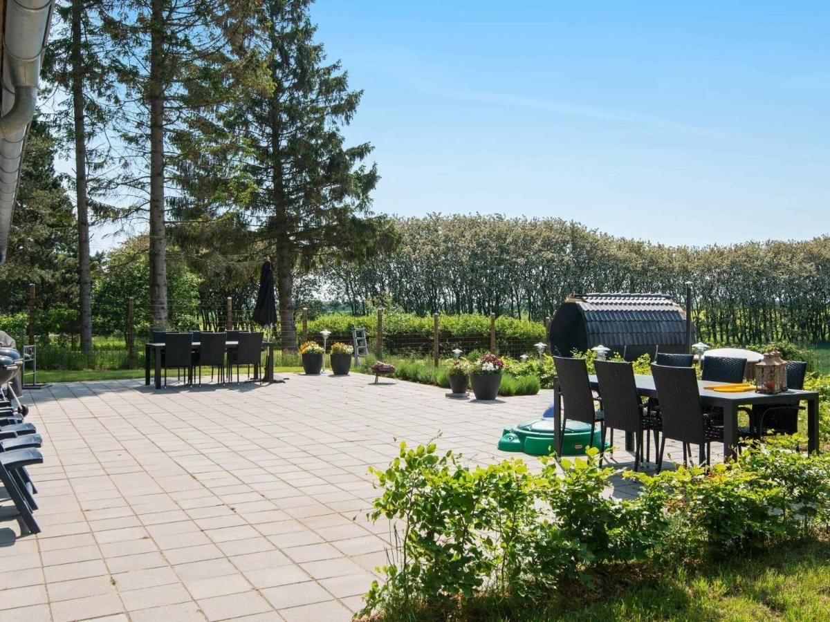 10 Person Holiday Home In Glesborg Номер фото